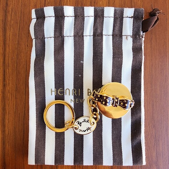 NWOT Henri Bendel Hat Box Keychain Goldtone Stripes Polka Dot Bow w/Dust Bag - Picture 2 of 8